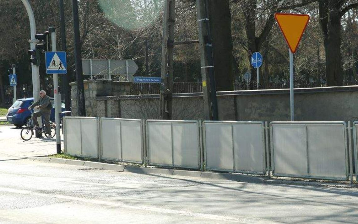 Ktoś postawił barierki przy ul. Walecznych. "Niewidzialna ręka"? Ktoś postawił barierki przy ul. Walecznych. "Niewidzialna ręka"?
