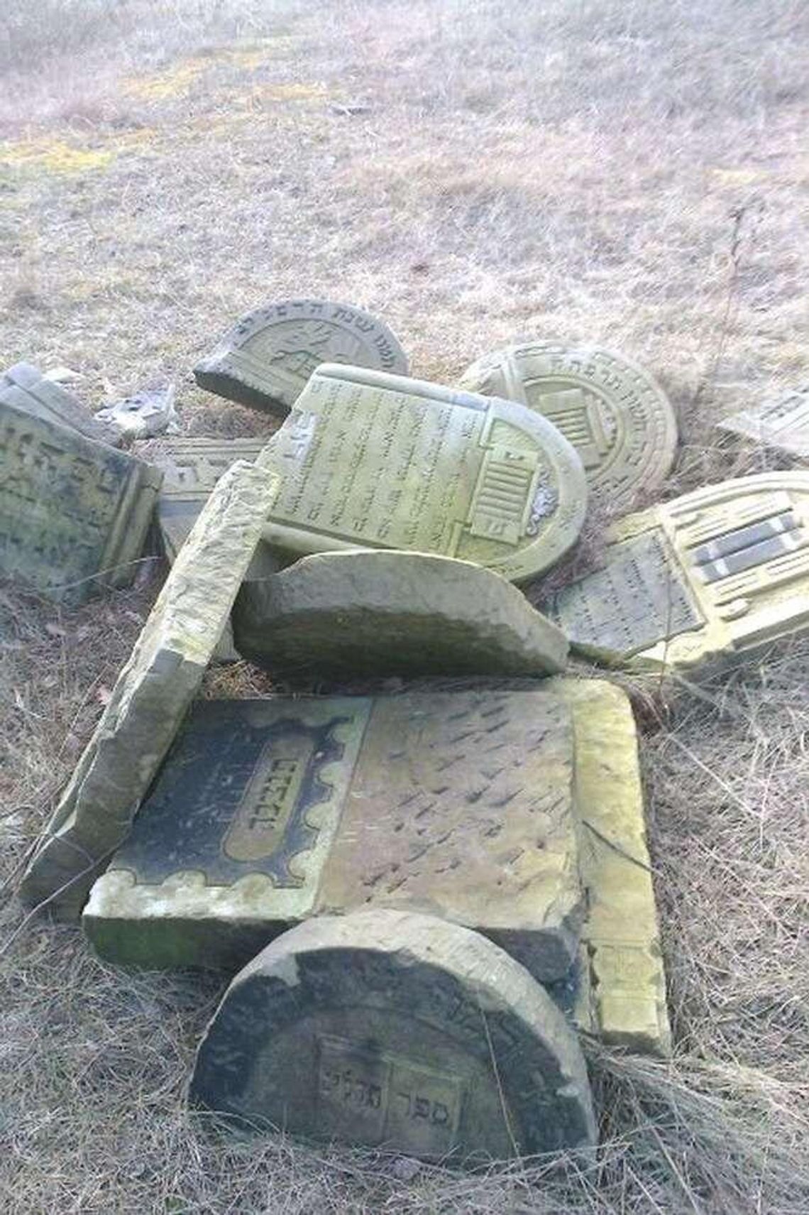 Ktoś przywiózł macewy na kirkut. "Są w doskonałym stanie"