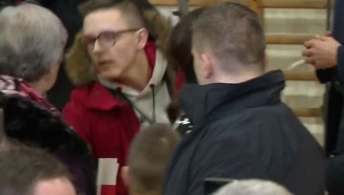 Ktoś wyszarpał transparent młodemu ekologowi na spotkaniu w Lubartowie. Interweniował Andrzej Duda Ktoś wyszarpał transparent młodemu ekologowi na spotkaniu w Lubartowie. Interweniował Andrzej Duda
