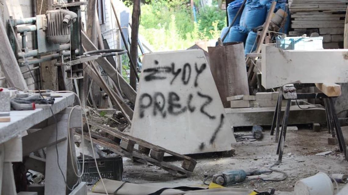 Ktoś zdemolował zakład kamieniarski, 100 tys. zł strat. Atak sąsiedzki czy antysemicki? [zdjęcia]