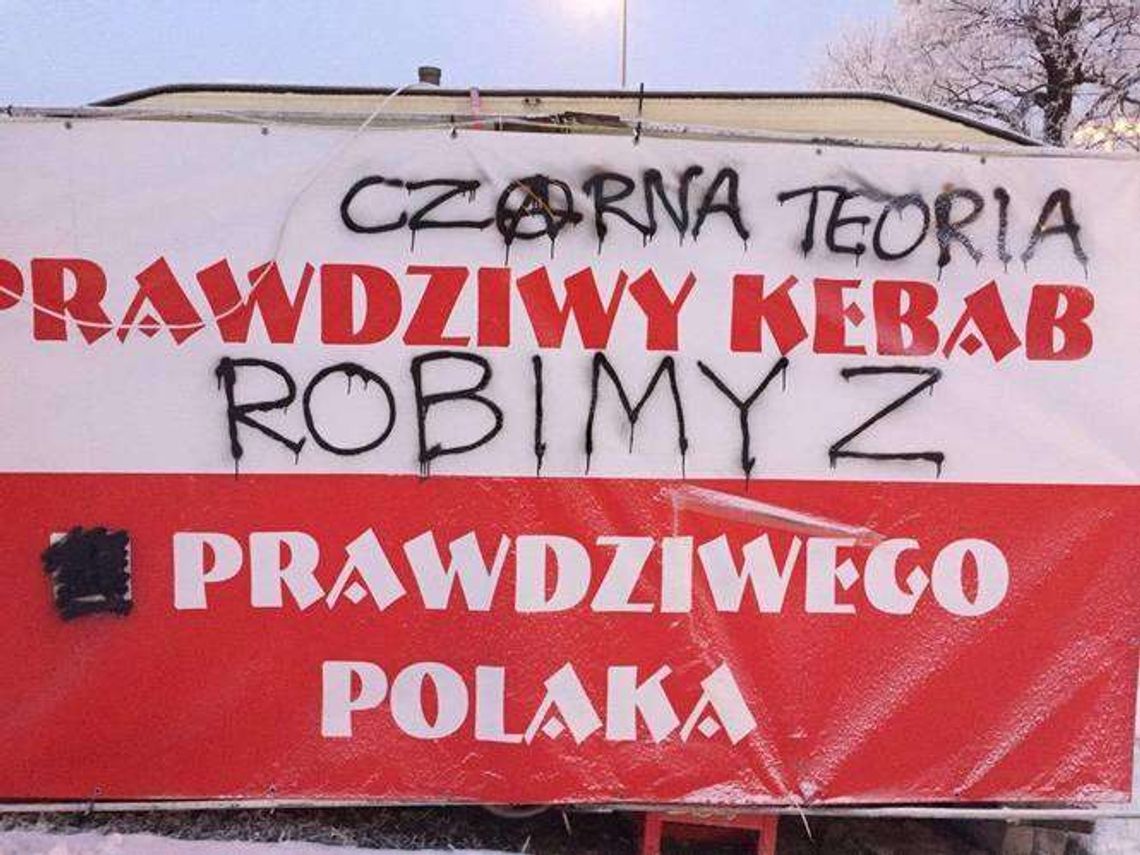 Ktoś zniszczył reklamę baru "Prawdziwy kebab u prawdziwego Polaka"