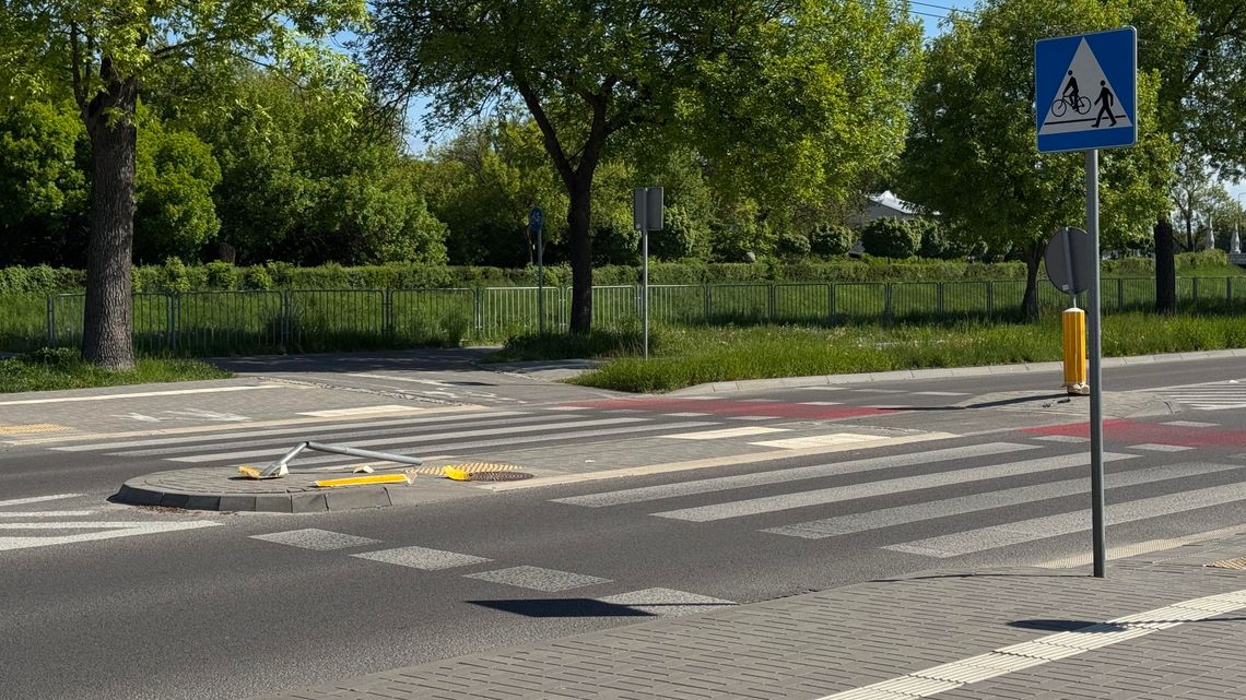 Ktoś zniszczył znak i odjechał. Resztki leżały kilka dni
