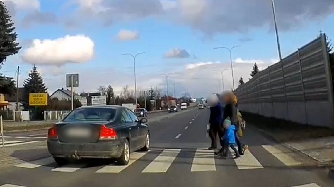 Ku przestrodze. Volvo wjechało na przejście, gdy byli na nim piesi. WIDEO