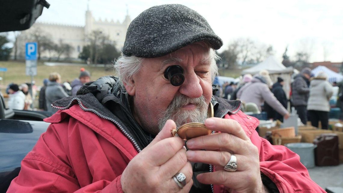 Kufer podróżny i wojskowe kalesony. Giełda staroci w Lublinie Kufer podróżny i wojskowe kalesony. Giełda staroci w Lublinie