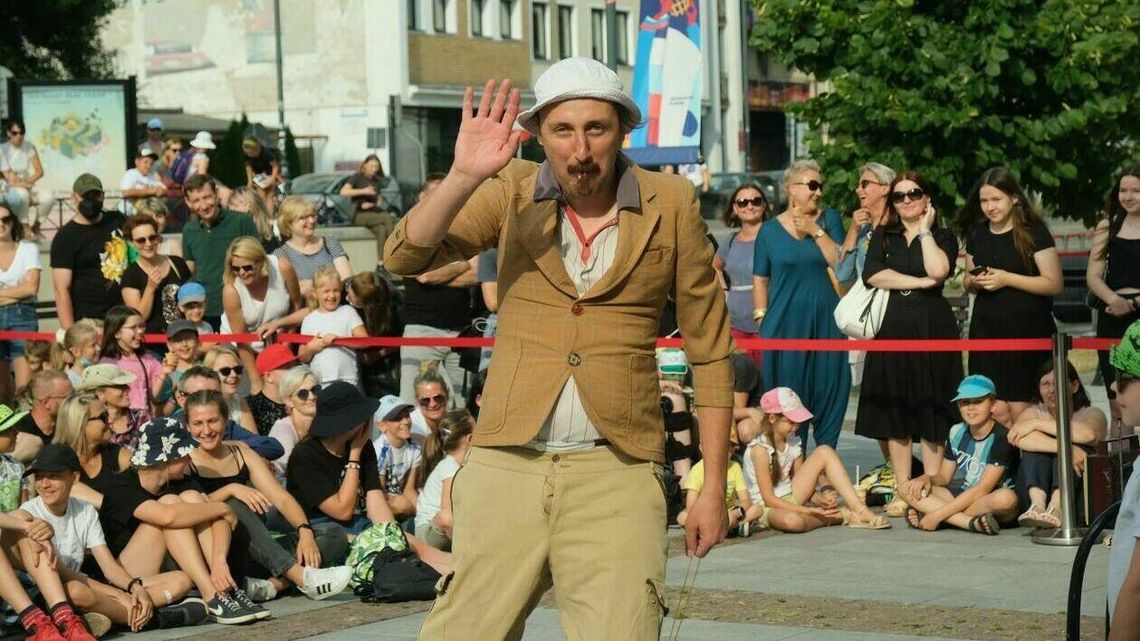 Kuglarze i linoskoczkowie. Karnawał powrócił na ulice Kuglarze i linoskoczkowie. Karnawał powrócił na ulice