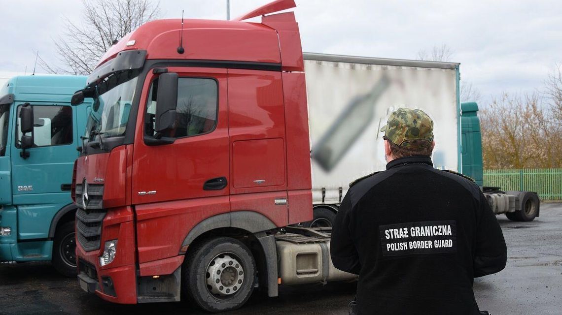 Kukuryki. Dwie drogie ciężarówki nie wyjechały z Polski