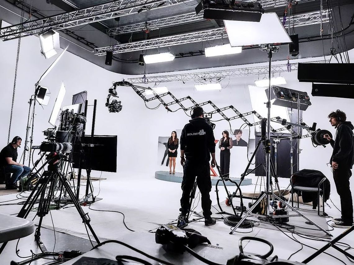 Studio filmowe w Warszawie podczas pracy nad teledyskiem