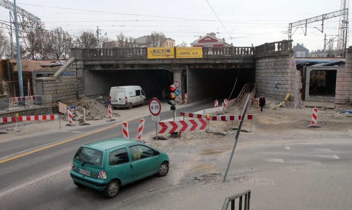 Kunickiego: Przywrócą ruch pod wiaduktem, niedługo koniec utrudnień (zdjęcia) Kunickiego: Przywrócą ruch pod wiaduktem, niedługo koniec utrudnień (zdjęcia)
