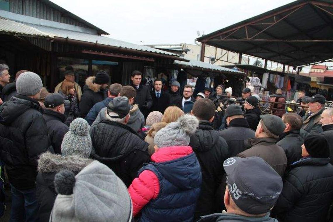 Kupcy boją się o miejsca pracy. Prezydent: "Nie likwidujemy bazaru. Chcemy pomóc" Kupcy boją się o miejsca pracy. Prezydent: "Nie likwidujemy bazaru. Chcemy pomóc"