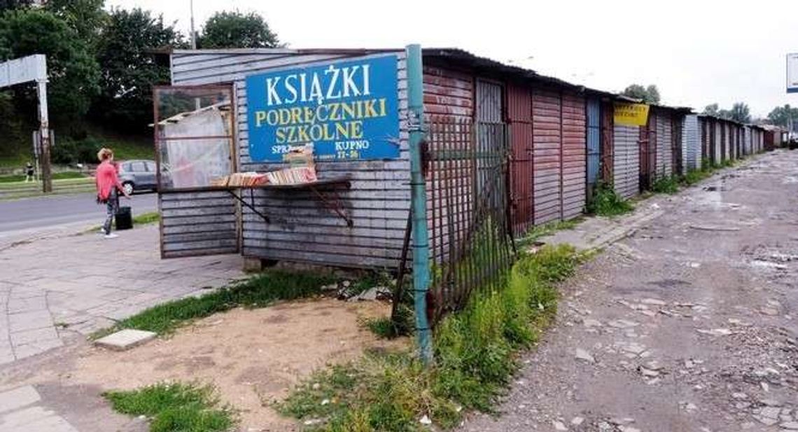 Kupcy mają zdemontować stragany. Większość nadal działa Kupcy mają zdemontować stragany. Większość nadal działa