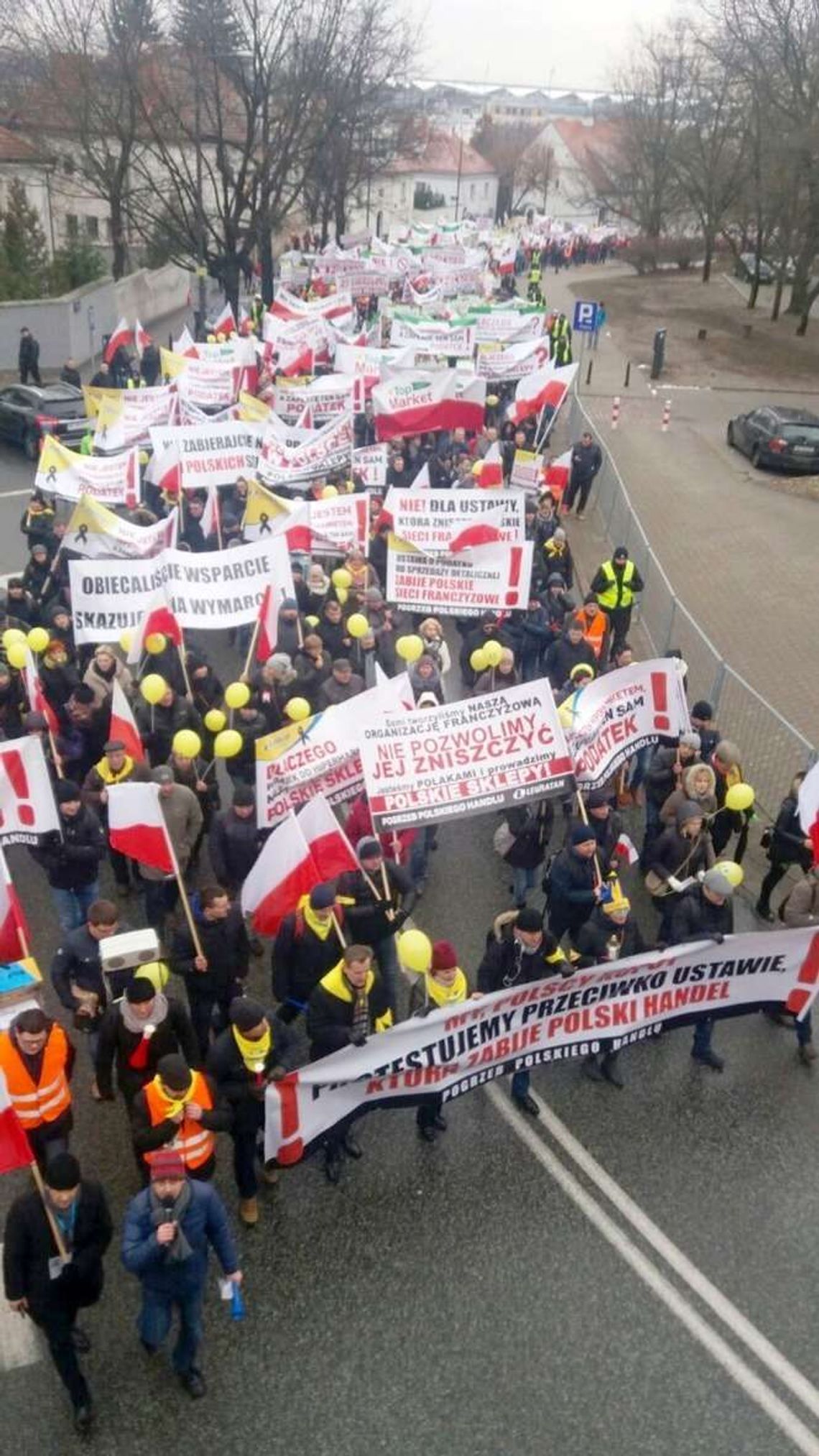 Kupcy z małych sklepów liczą na zmianę rządowych planów. "Dano nam bardzo dużą nadzieję" Kupcy z małych sklepów liczą na zmianę rządowych planów. "Dano nam bardzo dużą nadzieję"