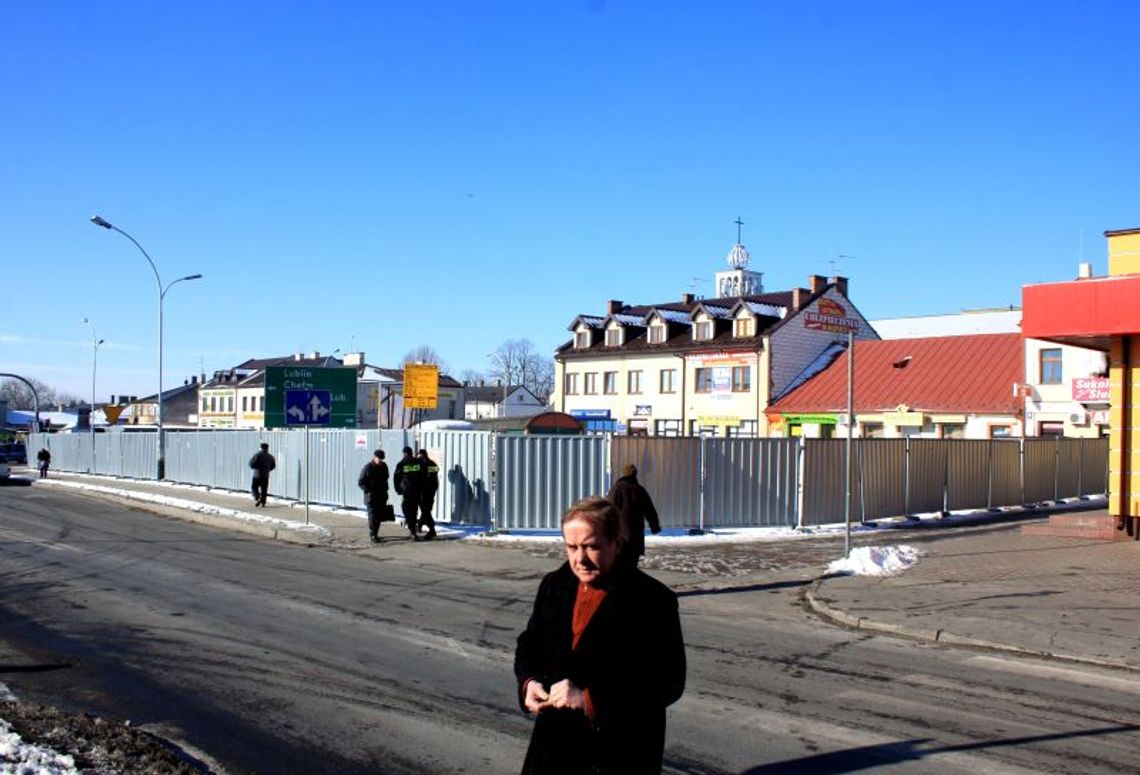 Kupcy z Nowego Miasta narzekają: Płot odgrodził nas od klientów