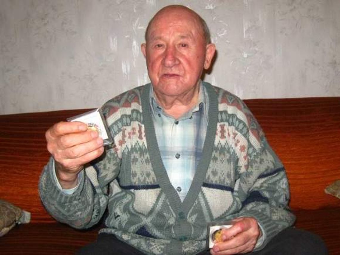 Kupił jeden medal, a wysłali mu dwa. I pogróżki