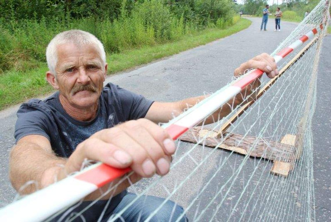 Kupili działkę, ale nie wiedzieli, że z drogą. Teraz ją zablokowali