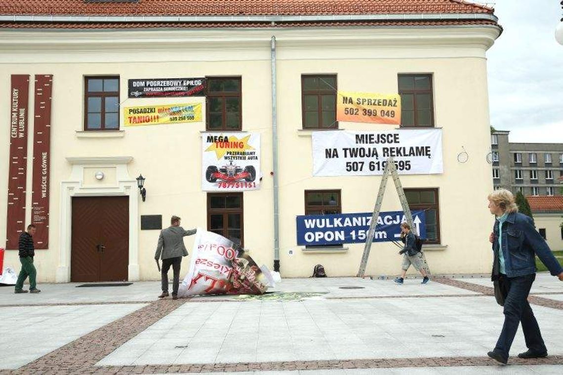 Kurczak z rożna, mega tuning, dom pogrzebowy. Skąd się wzięły banery na Centrum Kultury?