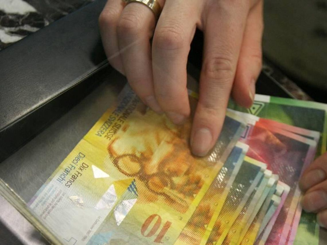 Kursy walut: Frank szwajcarski nadal drogi. W piątek rano 3,75zł