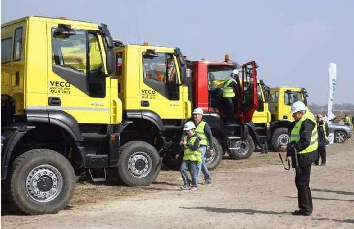 Kurz, błoto i ciężarówki. Pokaz motoryzacyjny w kopalni piasku