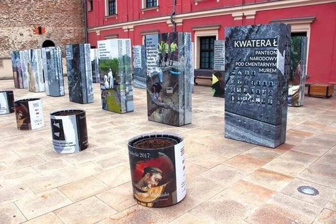 Kwatera Ł, zwana potocznie „Łączką”. Wystawa na dziedzińcu Zamku