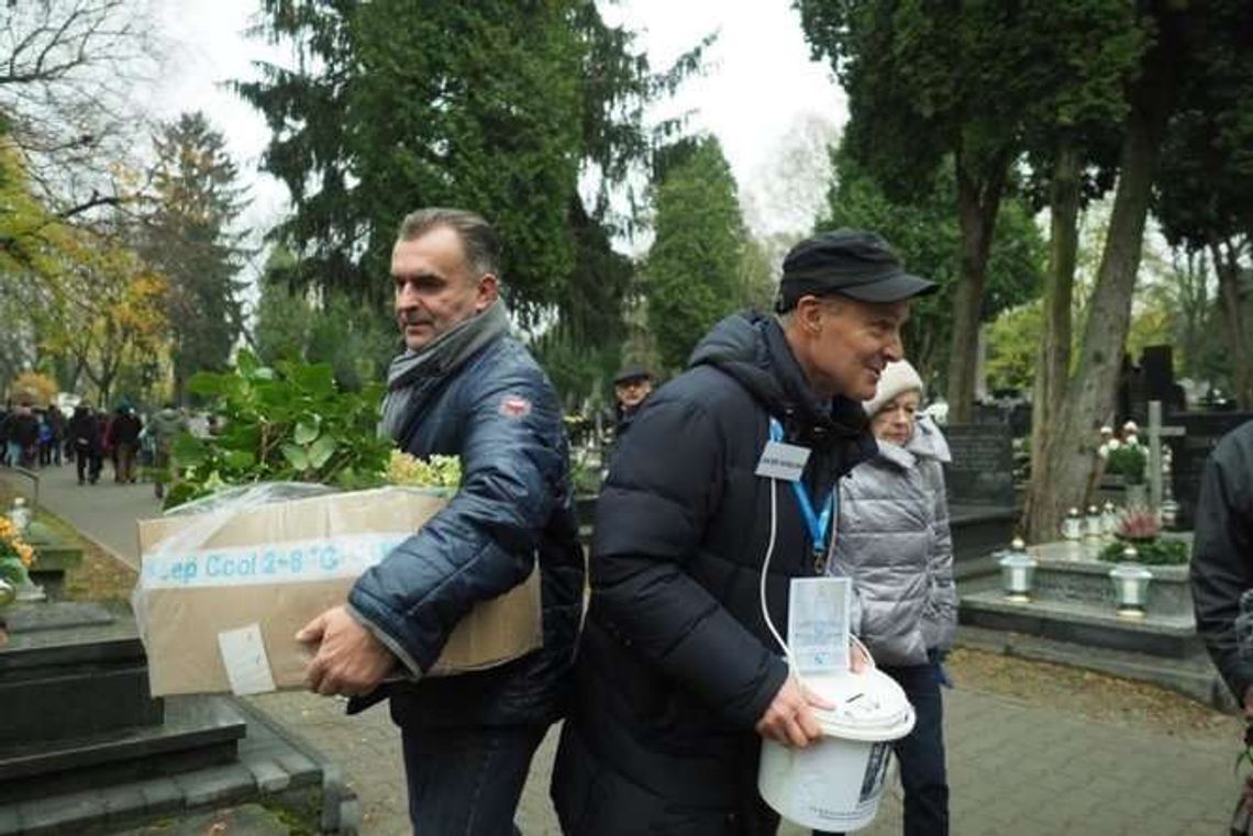 Kwesty na cmentarzach. Na zabytkowe groby i dla potrzebujących [zdjęcia]