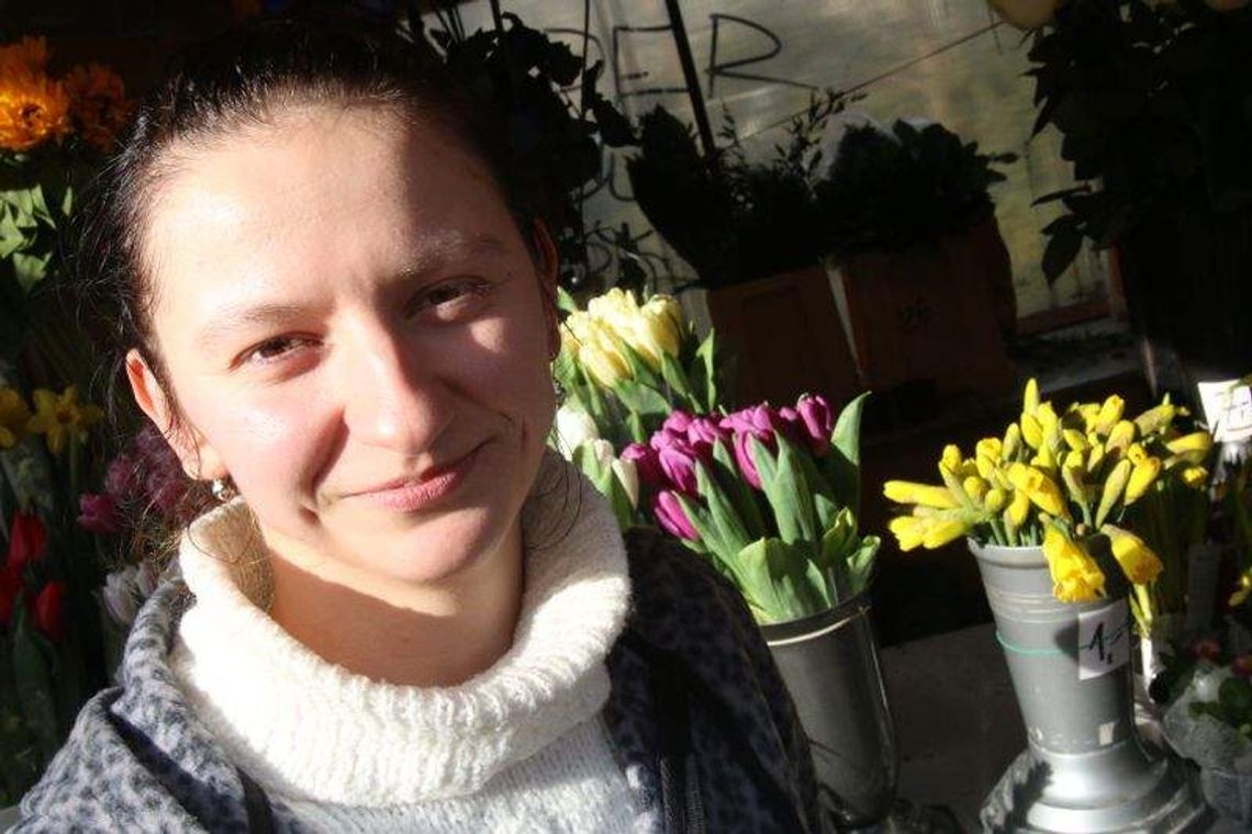 Kwiaciarka: Im bardziej zakochany, tym większy bukiet Kwiaciarka: Im bardziej zakochany, tym większy bukiet