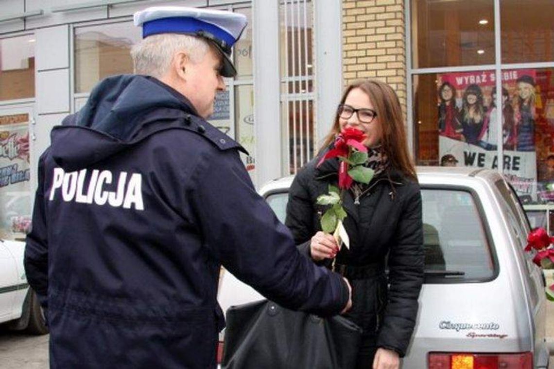 Kwiatek zamiast mandatu - akcja policjantów z okazji Dnia Kobiet