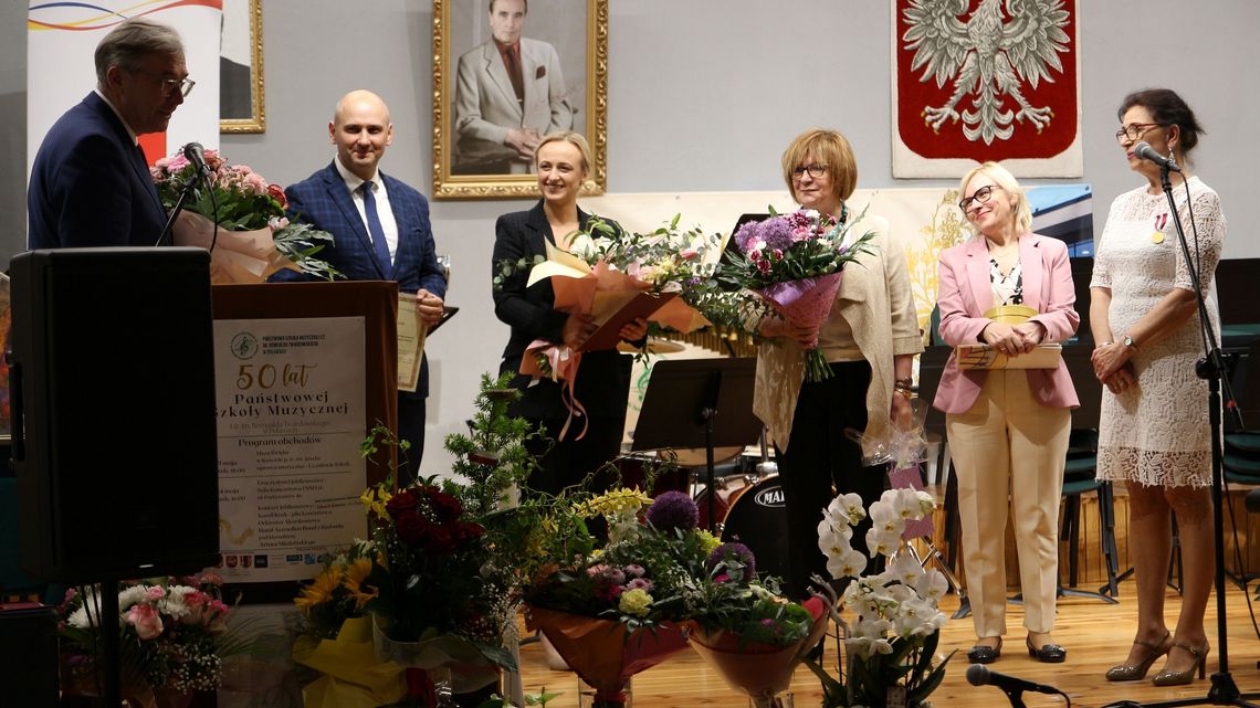 Kwiaty i gratulacje. Szkoła muzyczna skończyła 50 lat (zdjęcia, wideo)