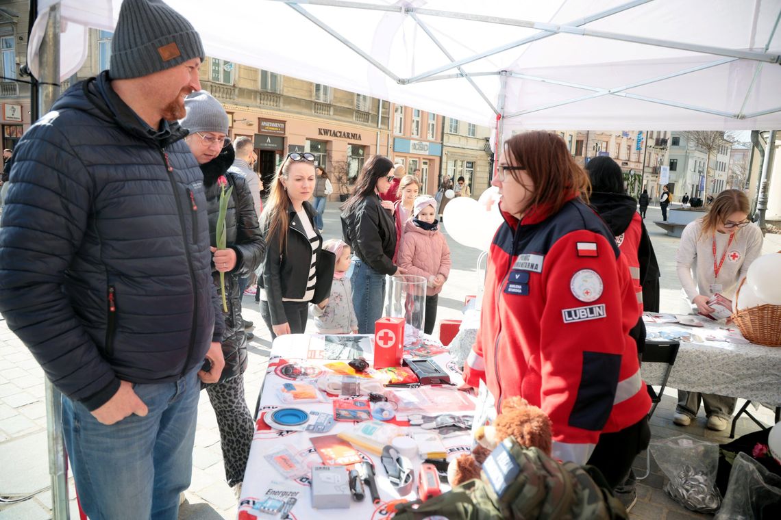 Kwiaty i lekcja bezpieczeństwa – Dzień Kobiet z PCK