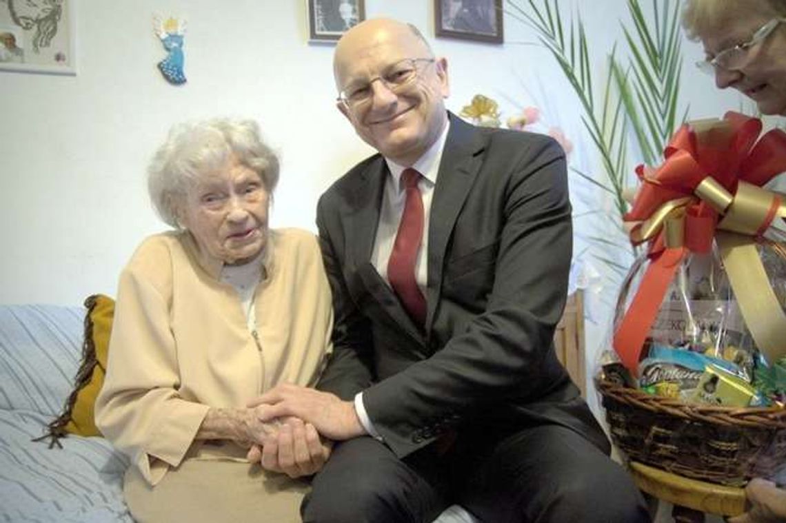 Kwiaty i medal dla najstarszej Polki. Pani Jadwiga ma 110 lat Kwiaty i medal dla najstarszej Polki. Pani Jadwiga ma 110 lat