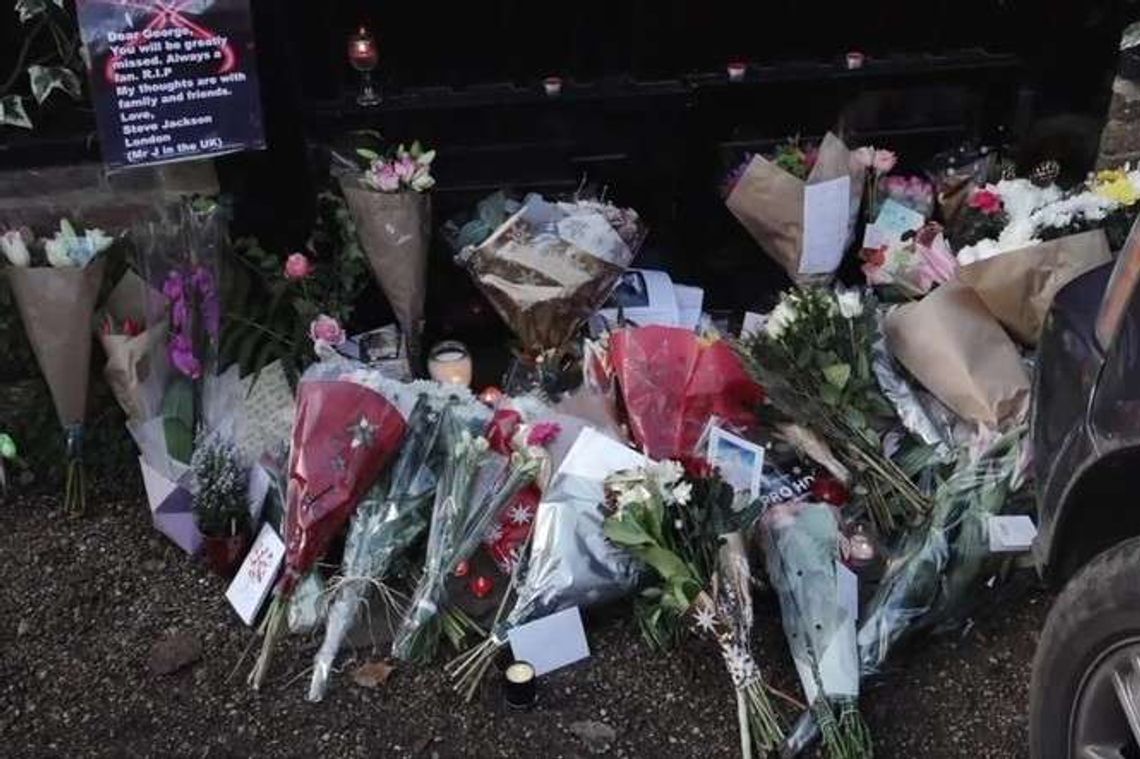 Kwiaty i znicze pod londyńskim domem Georga Michaela