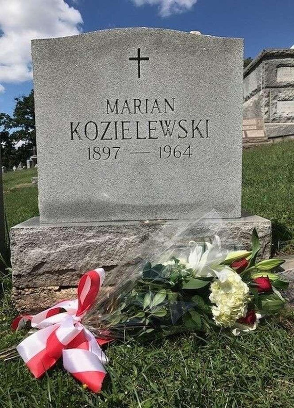 Kwiaty na waszyngtońskim grobie pułkownika Mariana Kozielewskiego