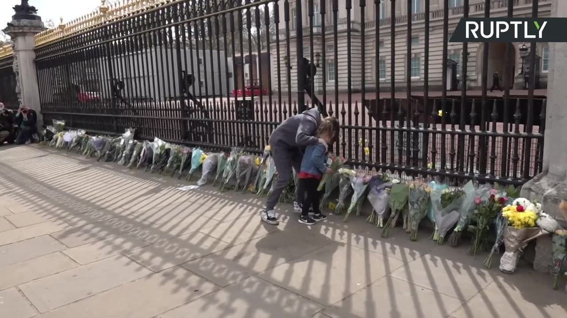 Kwiaty przed Pałacem Buckingham. Brytyjczycy żegnają zmarłego księcia Filipa