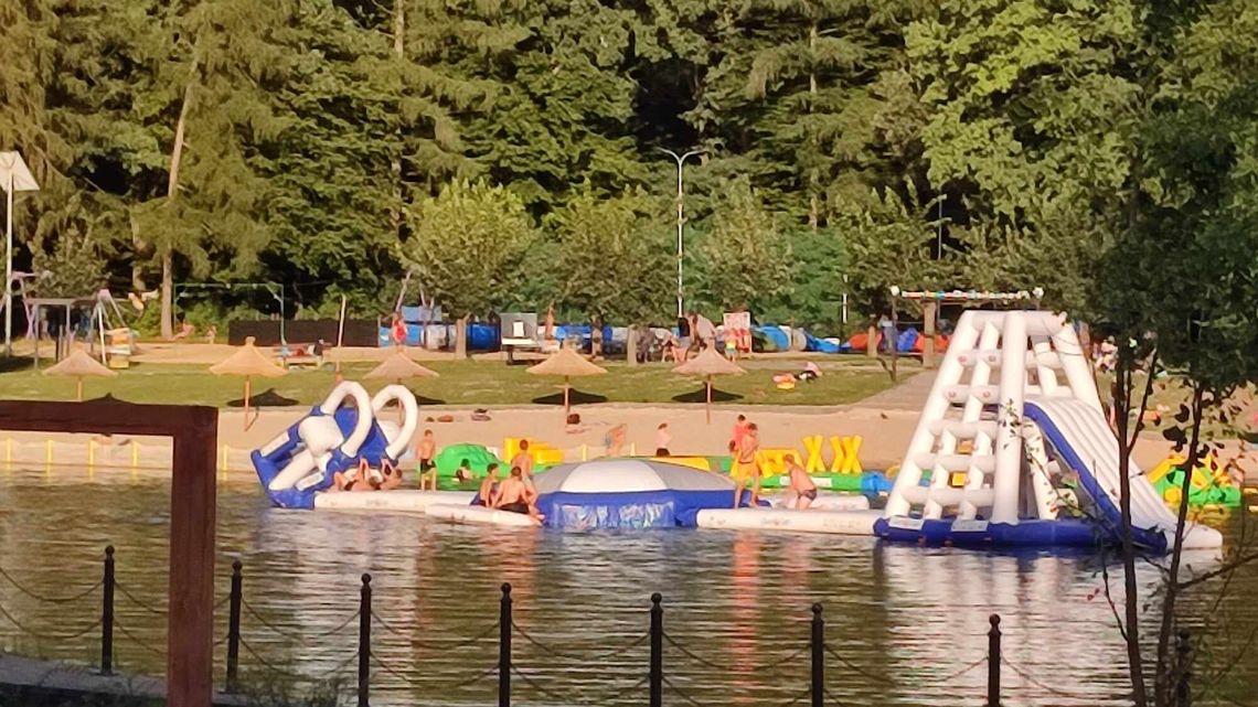 Kwitną i uniemożliwiają kąpiel. Kolejne kąpielisko zamknięte Kwitną i uniemożliwiają kąpiel. Kolejne kąpielisko zamknięte