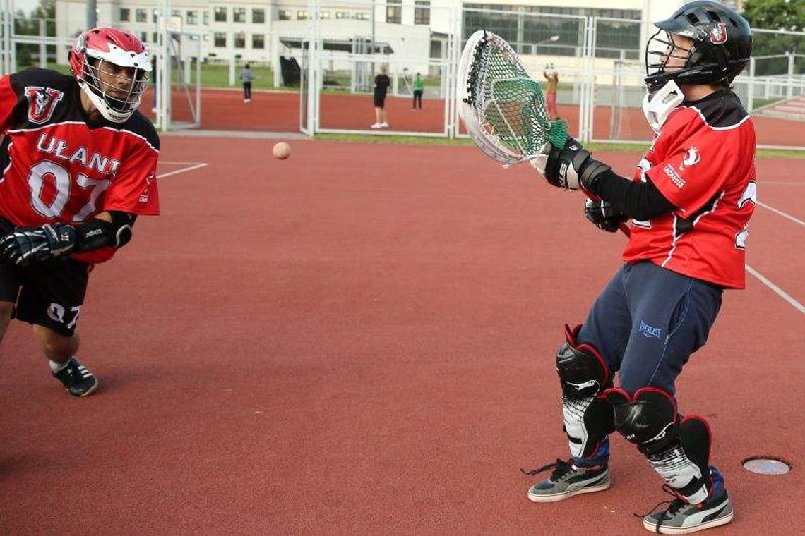 Lacrosse: Co pociąga ludzi w bieganiu z siatkami na motyle?