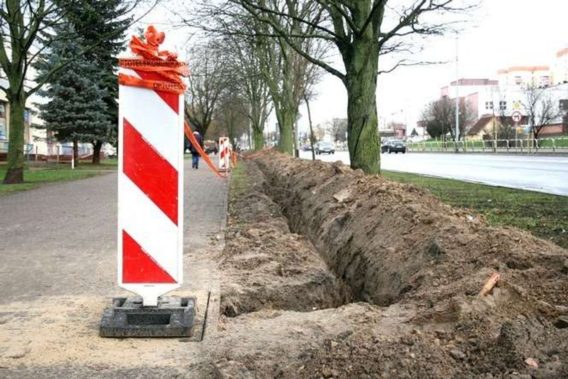 Łączą kablami strategiczne obiekty. Przy okazji rozkopali świeżo posiane trawniki