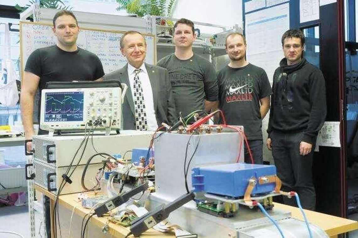 Ładowarka do samochodu elektrycznego w latarni? Już wkrótce. Dzięki naukowcom z Lublina