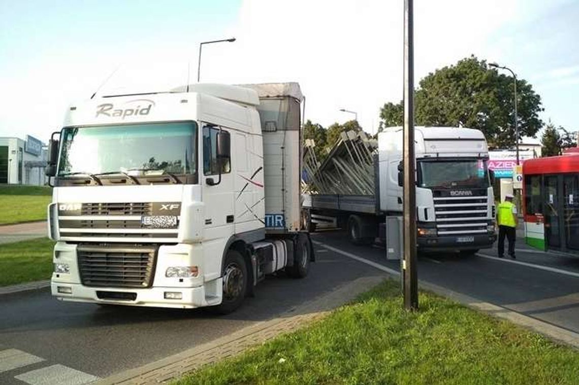 Ładunek przechylił się z ciężarówki na ciężarówkę. Korki na al. Spółdzielczości Pracy (zdjęcia)