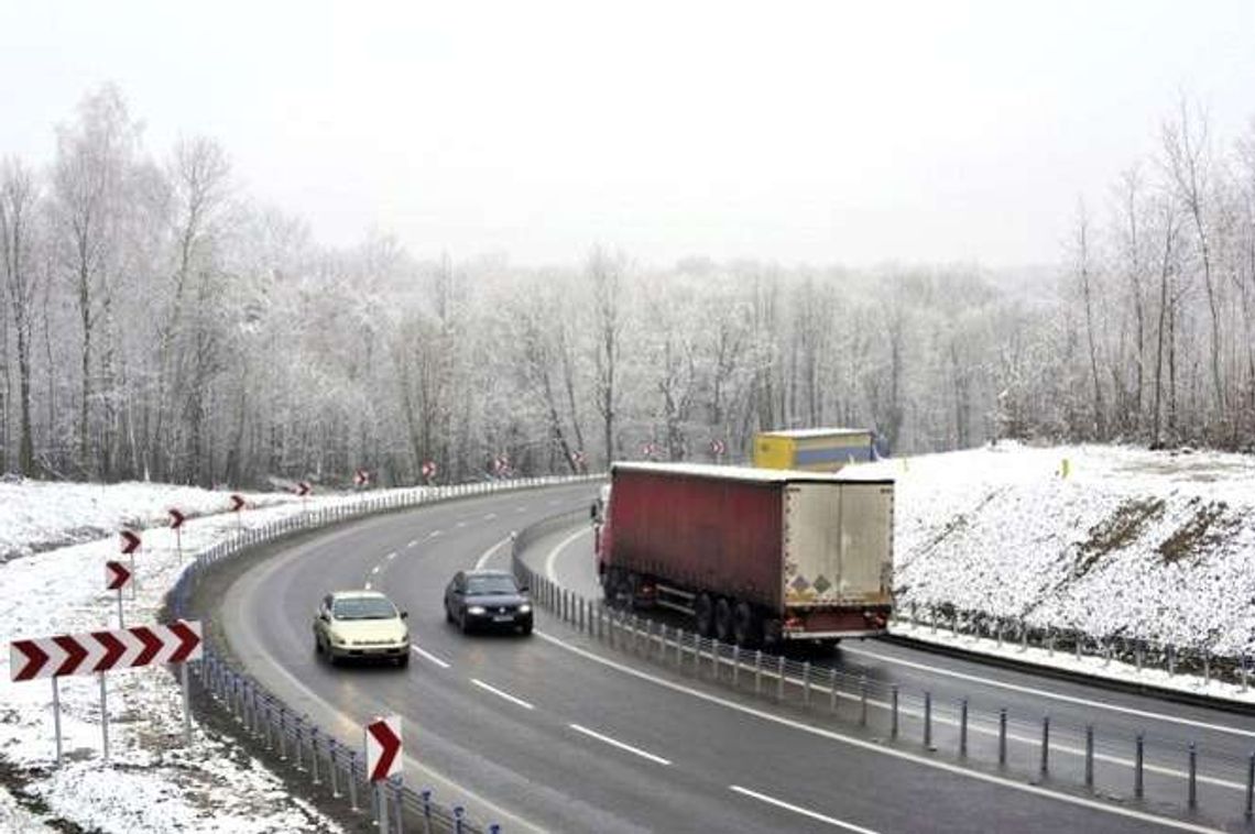 Łagodniejsze zakręty na drodze nr 17 w Polanówce. Ale liny na środku się nie podobają Łagodniejsze zakręty na drodze nr 17 w Polanówce. Ale liny na środku się nie podobają