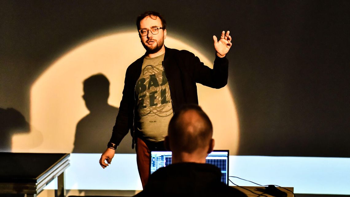 "Lalki potrafią milion rzeczy, których nie potrafią aktorzy". Roszkowski rzuca Alicję do krainy czarów