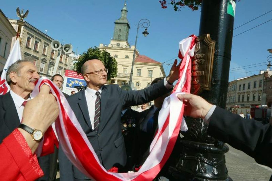 Lampa ku pamięci ofiar PRL będzie świecić całą dobę Lampa ku pamięci ofiar PRL będzie świecić całą dobę