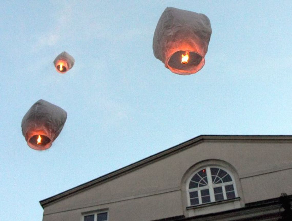 Lampiony szczęścia, czy nieszczęścia? Strażacy ostrzegają Lampiony szczęścia, czy nieszczęścia? Strażacy ostrzegają