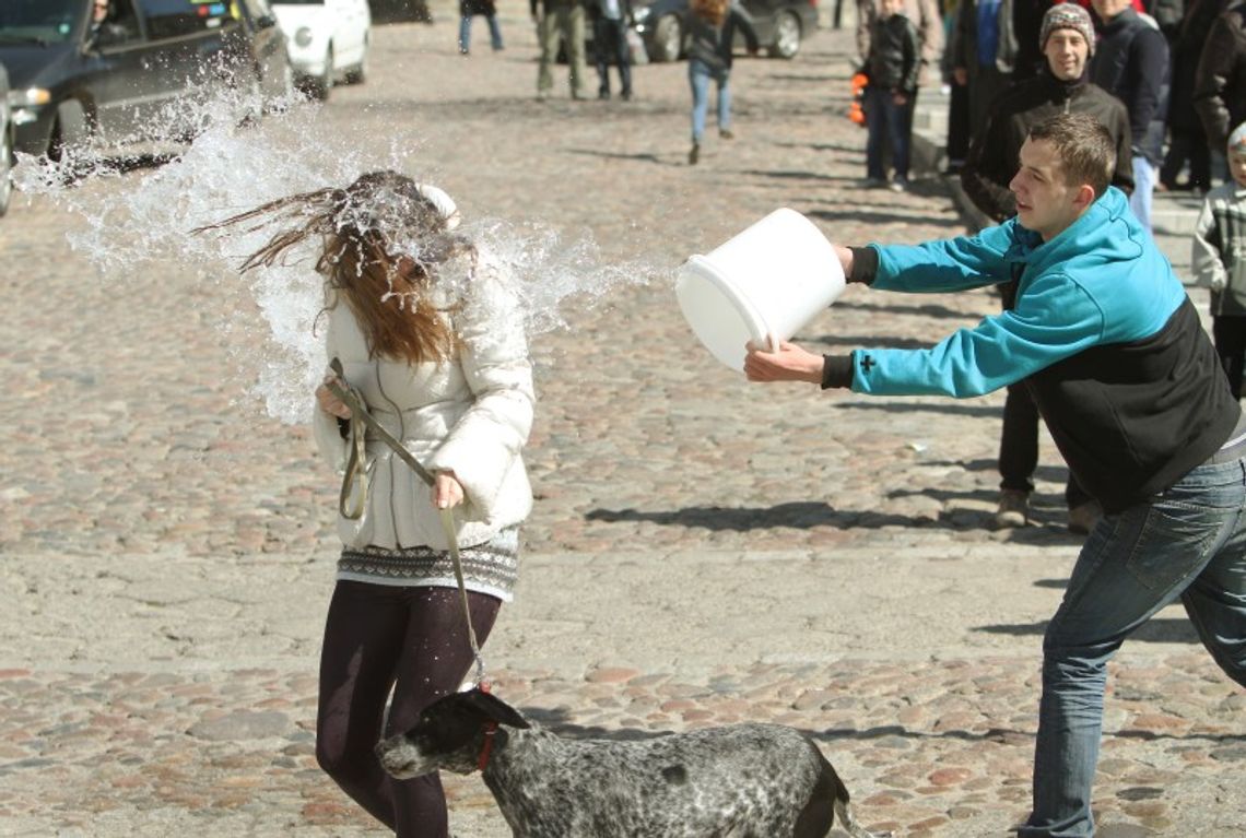 Lany poniedziałek w Kazimierzu: Oblewali nie tylko strażacy (zdjęcia, wideo)