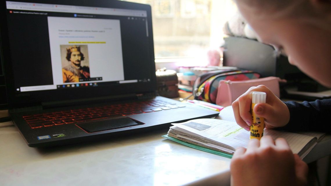 Laptopy z godłem Polski. Taki sprzęt mają dostać w szkołach dzieci