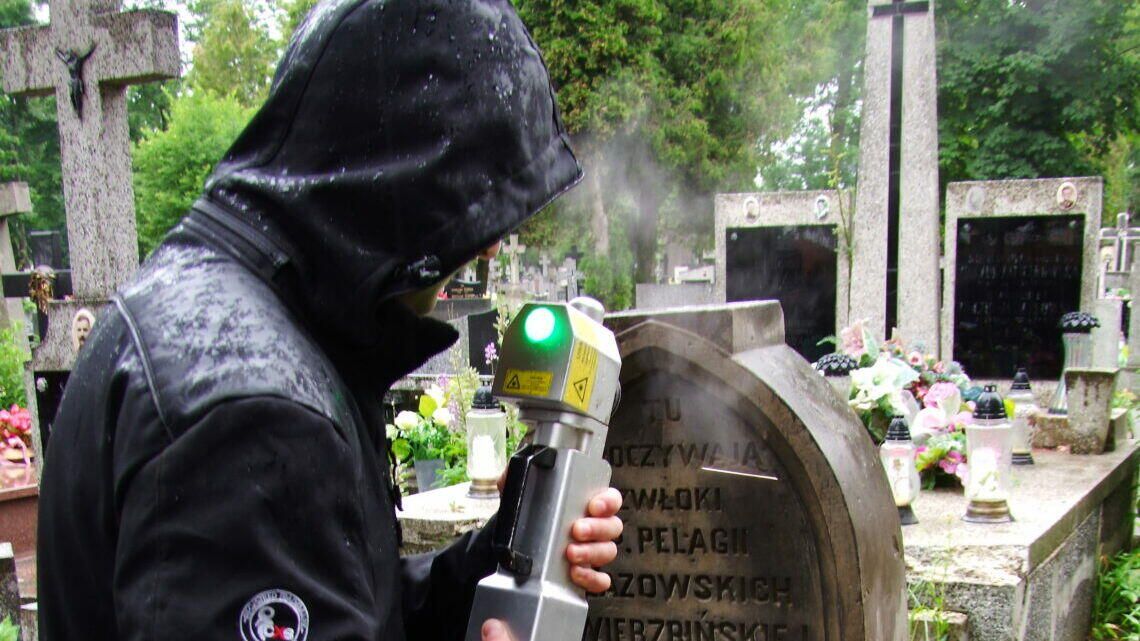 Laser oczyszcza zabytkowe nagrobki. Podobnie jak w katedrze Notre Dame Laser oczyszcza zabytkowe nagrobki. Podobnie jak w katedrze Notre Dame