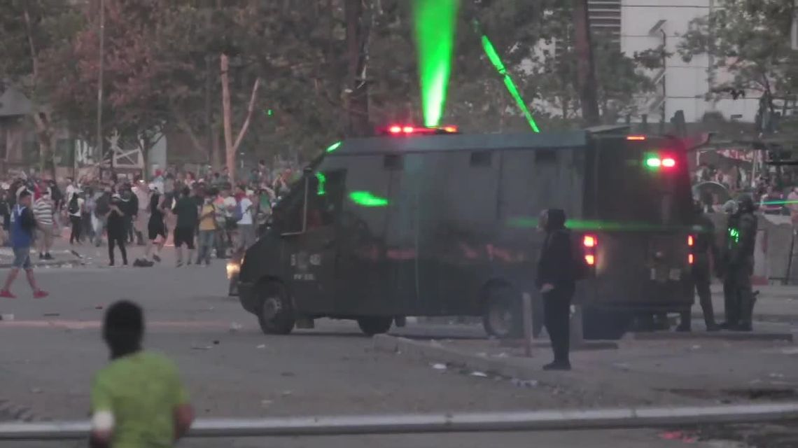 Laserami w policjantów. Zamieszki podczas protestów w Chile