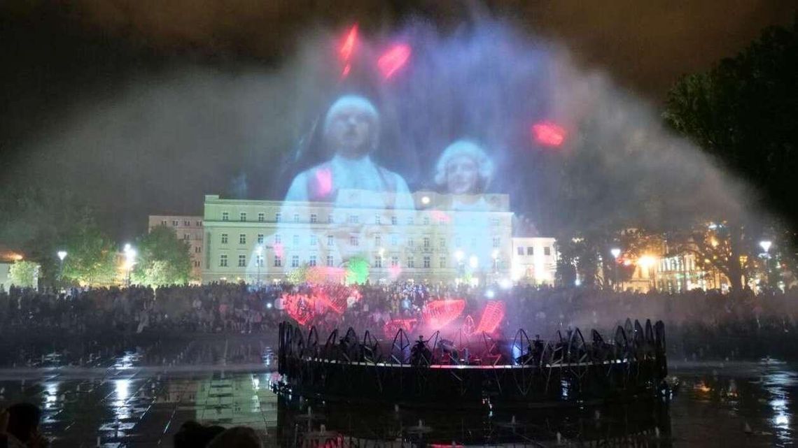 Lasery, muzyka i woda. Fontanna multimedialna na pl. Litewskim znowu działa
