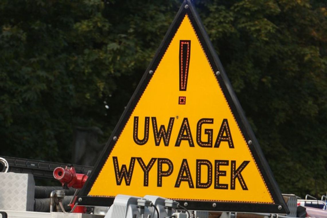 Lasy: Zderzenie tira z volkswagenem. Dwie osoby w szpitalu