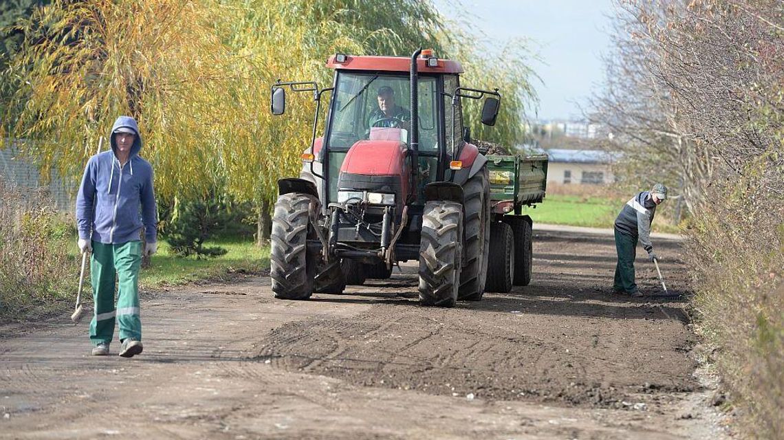 Łatają dziury, ale tylko doraźnie. Na generalny remont mieszkańcy muszą poczekać