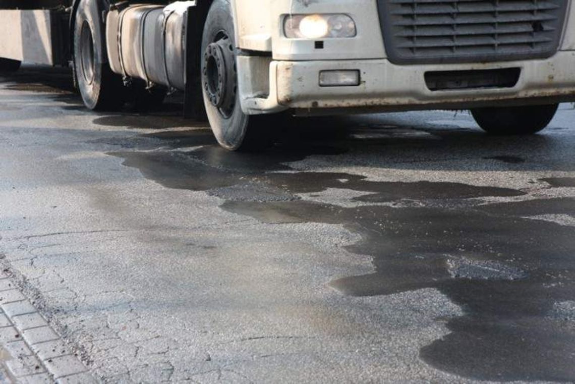 Łatają ubytki na drogach w Lublinie. 20 ton łat Łatają ubytki na drogach w Lublinie. 20 ton łat
