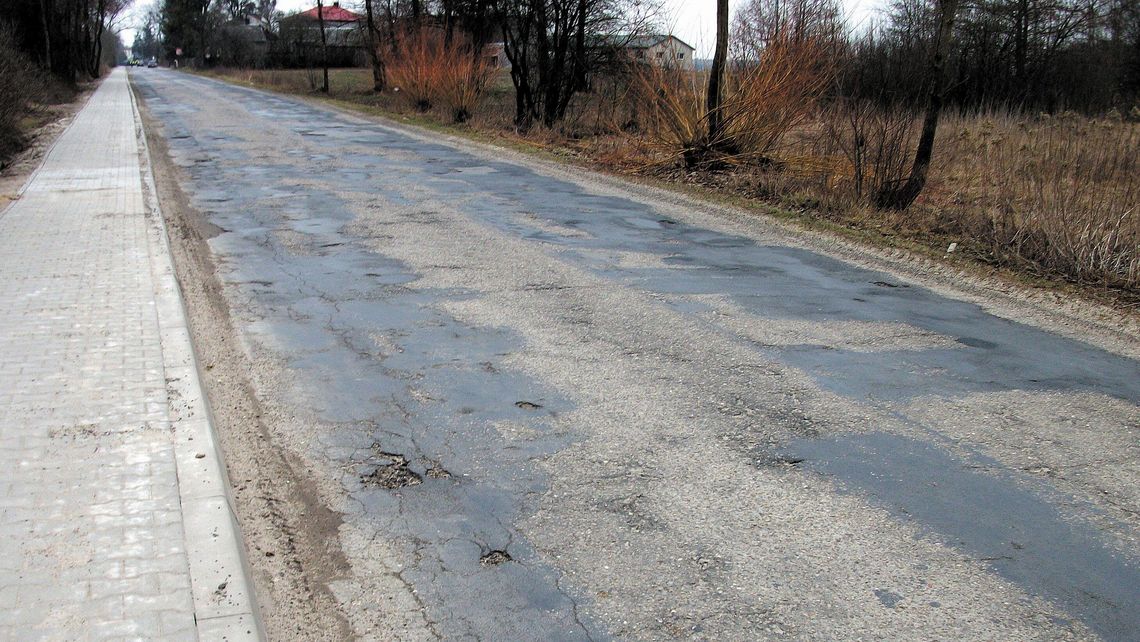 Łatanie dziur na tej drodze to już za mało. Mieszkańcy wsi w gminie Kurów czują się zapomniani
