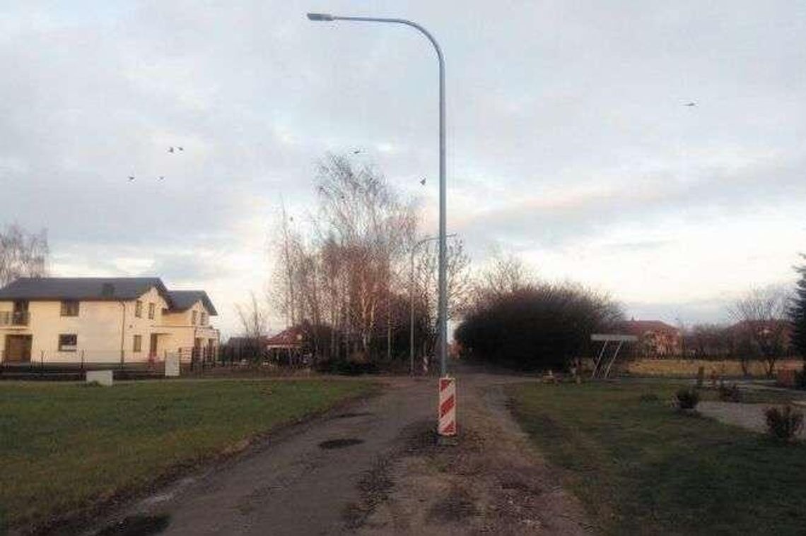 Latarnia na środku drogi w Lublinie? To nie fotomontaż. Urząd tłumaczy, że to ma sens Latarnia na środku drogi w Lublinie? To nie fotomontaż. Urząd tłumaczy, że to ma sens